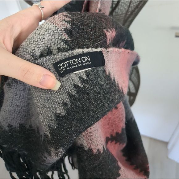 Cotton On red black Aztec Ombre Geometric Diamond Pattern Rectangle Fringe Scarf - Picture 5 of 5